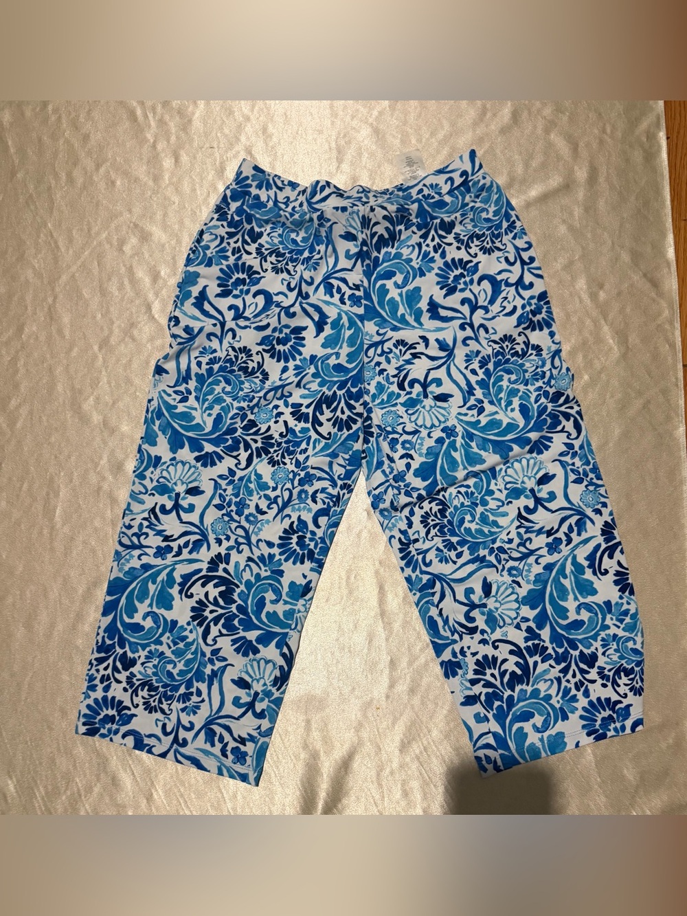 Susan Graver Regular Printed Liquid Knit Capri Pants XS A487776